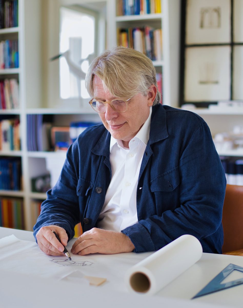 Niclas Hedin, arkitekt på Ålsten Arkitektbyrå, skissar vid ritbordet