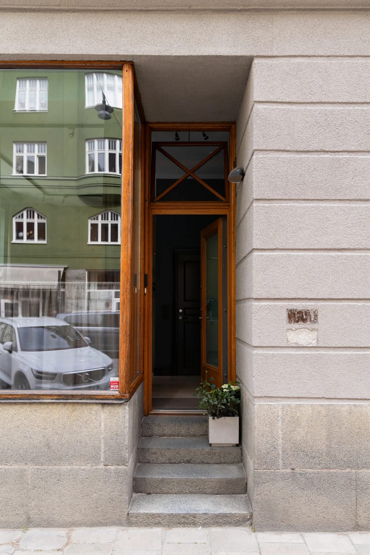 Entré med trädörrar och stenfasad på Grevgatan 72